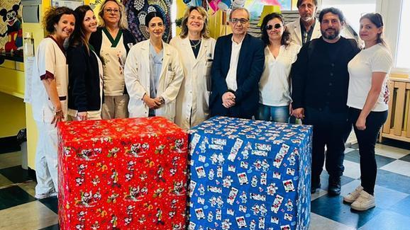 due scatoloni colmi di giocattoli dono ai bambini di pediatria da Lanazione.it due scatoloni colmi di giocattoli dono ai bambini di pediatria