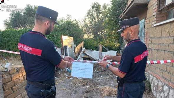 Blitz dei carabinieri forestali: rifiuti speciali interrati, sequestro e due denunce Blitz dei carabinieri forestali: rifiuti speciali interrati, sequestro e due denunce