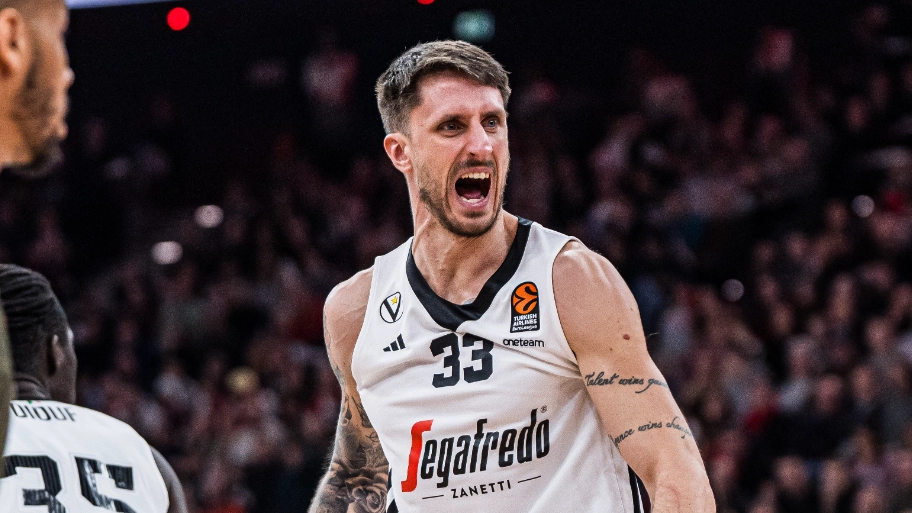 Achille Polonara, giocatore della Virtus Bologna, sarà lunedì 28 aprile al centro commerciale di Barberino