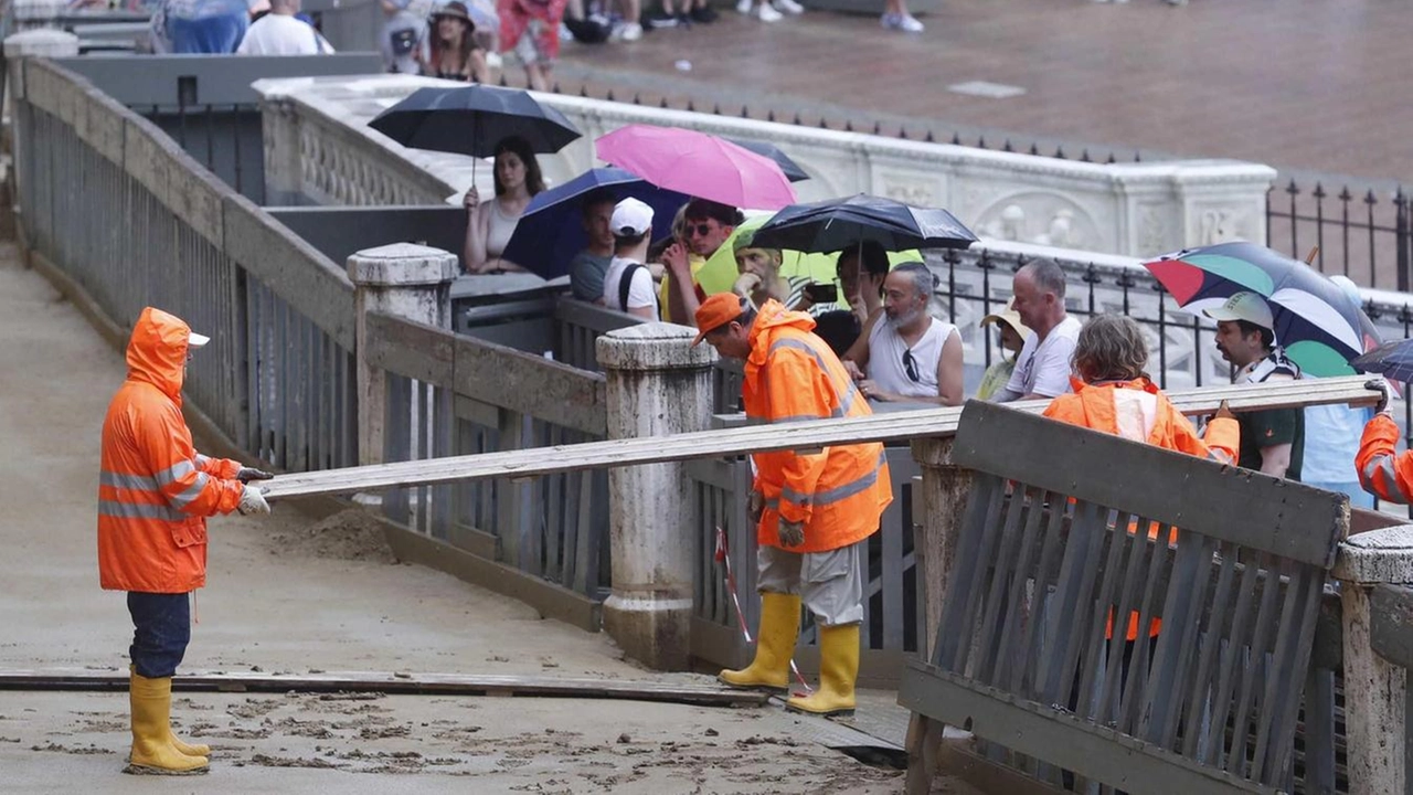Si posizionano le passerelle per evitare di danneggiare il tufo