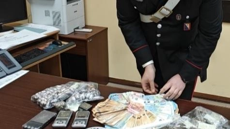 La droga e il denaro sequestrati dai carabinieri