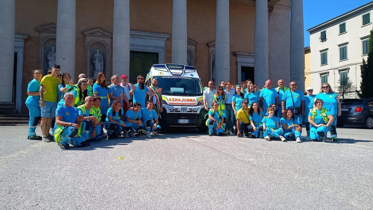 Taglio del nastro per un’ambulanza e per altri due mezzi che saranno al servizio della comunità Taglio del nastro per un’ambulanza e per altri due mezzi che saranno al servizio della comunità