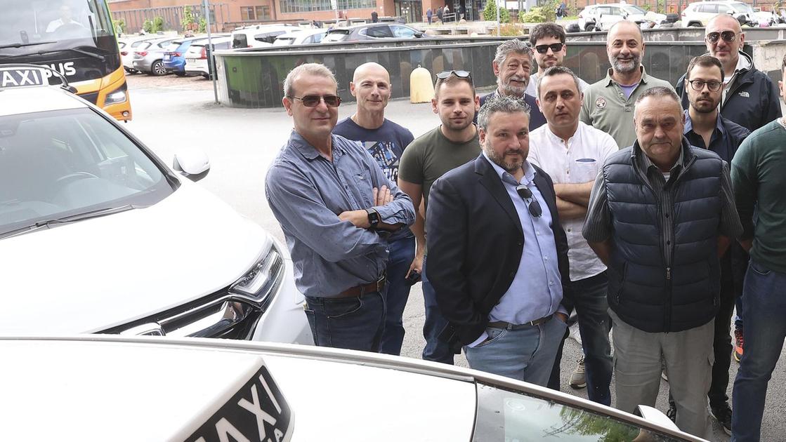 Black out dei taxi. Il divieto di transito nella ’Y storica’ accende la protesta Black out dei taxi. Il divieto di transito nella ’Y storica’ accende la protesta