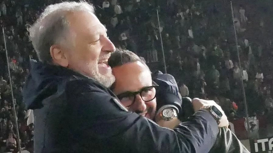 Nello Cutolo abbracciato dal presidente Guglielmo Manzo Nello Cutolo abbracciato dal presidente Guglielmo Manzo