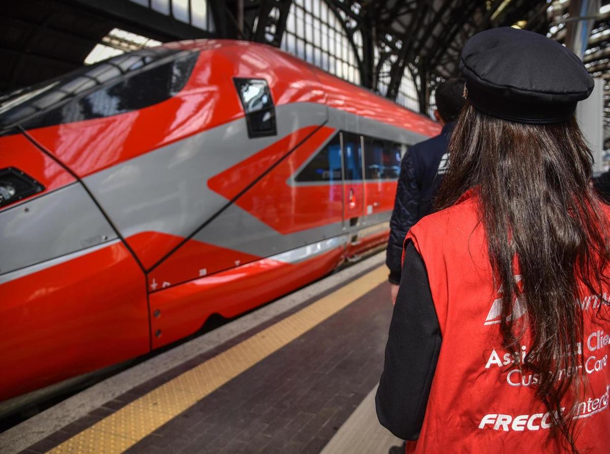 https://www.lanazione.it/image-service/view/acePublic/alias/contentid/YTIyN2NiMjYtYTZhZC00/0/il-frecciarossa-delle-polemiche-non-ferma-alla-stazione-di-sarzana-pendolari-e-studenti-danneggiati.jpeg?f=1.91:1&w=1200