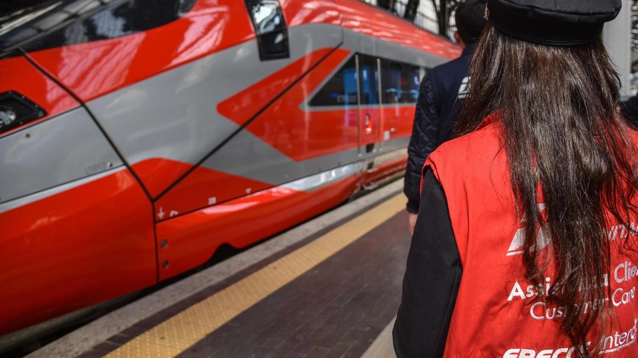 Il nuovo convoglio apre un caso politico sia per la novità del percorso che la carta ’Tuttotreno’. Il centrosinistra accusa: "I viaggiatori della Val di Magra costretti a spostarsi a Spezia o Massa". Il nuovo convoglio apre un caso politico sia per la novità del percorso che la carta ’Tuttotreno’. Il centrosinistra accusa: "I viaggiatori della Val di Magra costretti a spostarsi a Spezia o Massa".
