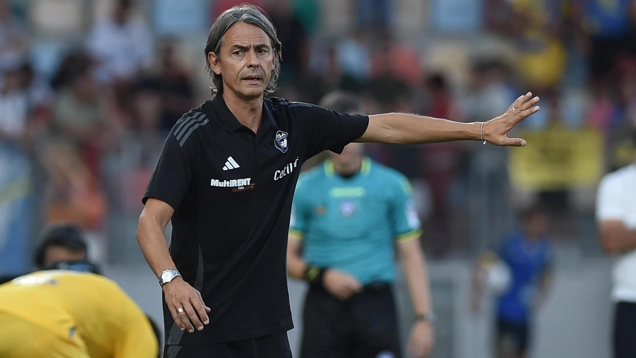 Filippo Inzaghi, 51 anni, mentre dirige la sua squadra dalla panchina Filippo Inzaghi, 51 anni, mentre dirige la sua squadra dalla panchina