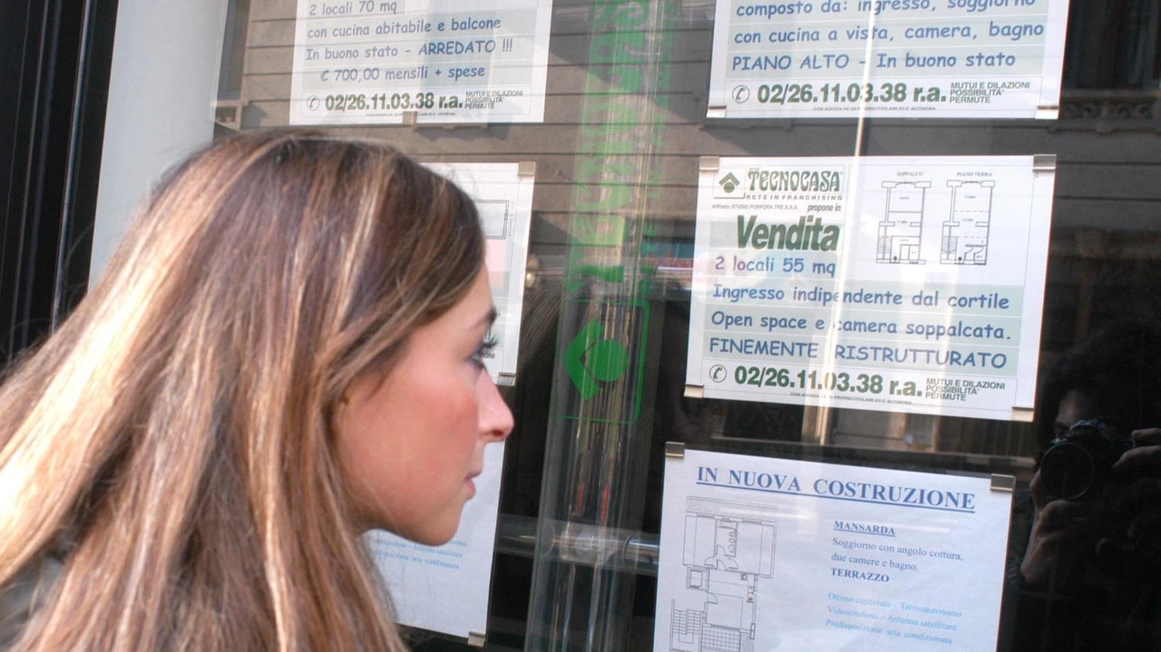 Nella foto d’archivio, gli annunci di un’agenzia immobiliare Nella foto d’archivio, gli annunci di un’agenzia immobiliare