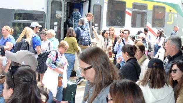 Viaggiatori in una stazione (foto d’archivio) Viaggiatori in una stazione (foto d’archivio)