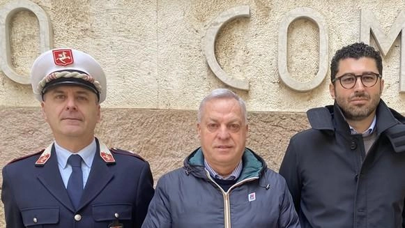 Il Comandante della Polizia municipale, Paolo Negrini, l’assessore alla sicurezza Giorgio Poggetti e il sindaco Matteo Buoncristiani Il Comandante della Polizia municipale, Paolo Negrini, l’assessore alla sicurezza Giorgio Poggetti e il sindaco Matteo Buoncristiani