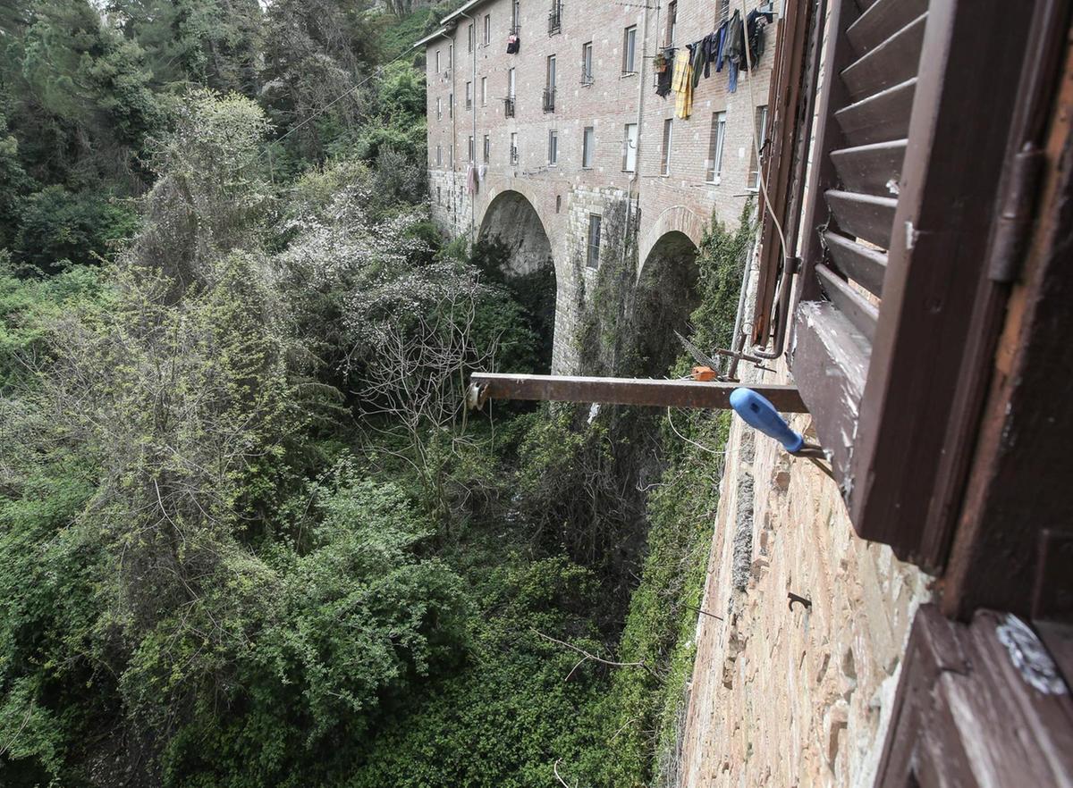 https://www.lanazione.it/image-service/view/acePublic/alias/contentid/YTIzYWJlOTEtMzY2YS00/0/cantieri-in-citta-bonifiche-e-allacci-utenze-si-lavora-al-parco-s-margherita-e-al-ponte.jpeg?f=1.91:1&w=1200