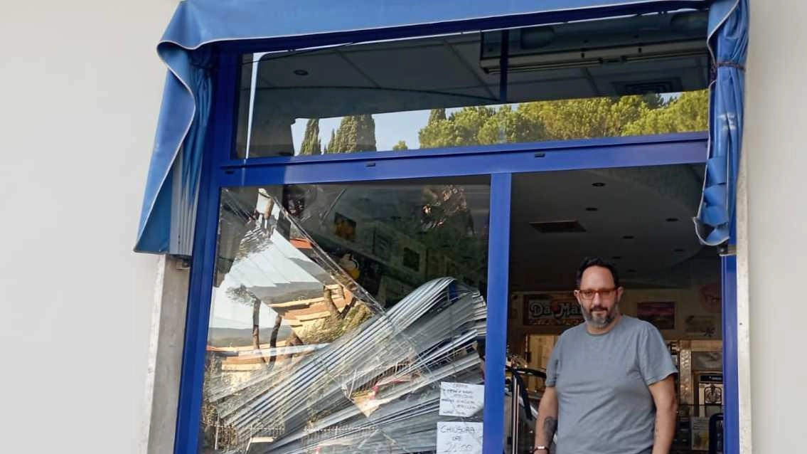 Marco Roggioli, il titolare della gelateria «Da Marco», è stato svegliato di notte per un colpo per fortuna andato a vuoto. Danni alla vetrata mandata in frantumi dal ladro, ritratto dalle telecamere Marco Roggioli, il titolare della gelateria «Da Marco», è stato svegliato di notte per un colpo per fortuna andato a vuoto. Danni alla vetrata mandata in frantumi dal ladro, ritratto dalle telecamere