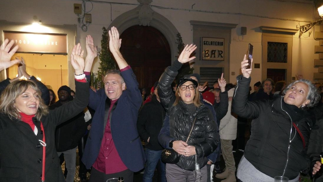 I brindisi in centro storico nell’edizione 2023 del party diffuso con la musica organizzato dal Comune. Quest’anno si replica in collaborazione Beer on the road I brindisi in centro storico nell’edizione 2023 del party diffuso con la musica organizzato dal Comune. Quest’anno si replica in collaborazione Beer on the road
