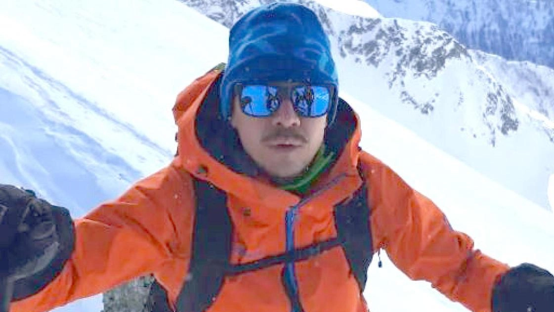 Il corpo di Luca Sinigaglia (nella foto) rimarrà sul Pik Pobeda, in Kirghizistan, a quasi 7 mila metri di quota,...