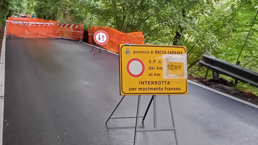 La strada provinciale è interdetta per chi arriva da Carrara. La frana al castello si sta allargando La strada provinciale è interdetta per chi arriva da Carrara. La frana al castello si sta allargando