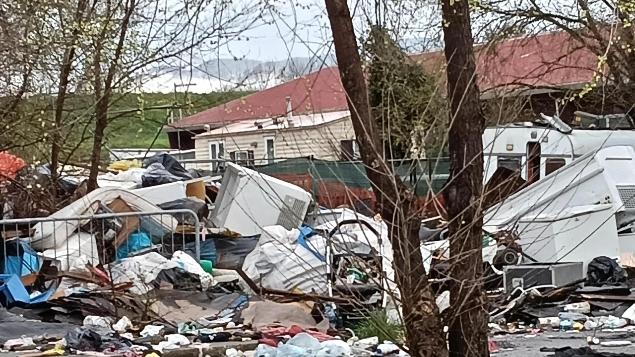 Alcune immagini dello sconcertante. degrado in cui versa da tempo l’area vicina al campo Martini (ex Coni) di Sant’Anna