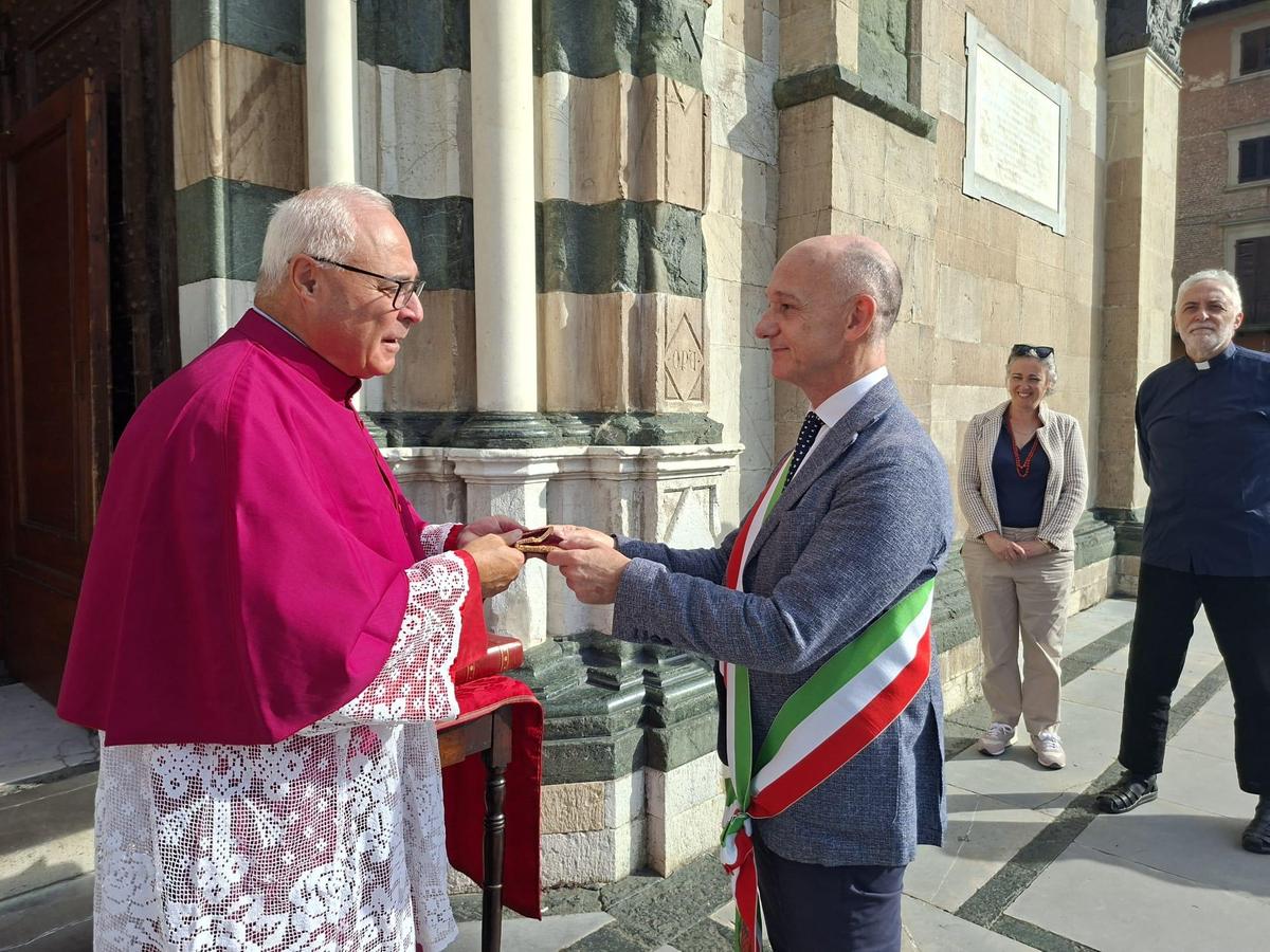 Ecco la Sacra Cintola. Già esposta in cattedrale come segno di speranza Ecco la Sacra Cintola. Già esposta in cattedrale come segno di speranza