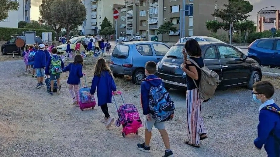 Il servizio pedibus per andare a scuola a piedi in sicurezza Il servizio pedibus per andare a scuola a piedi in sicurezza