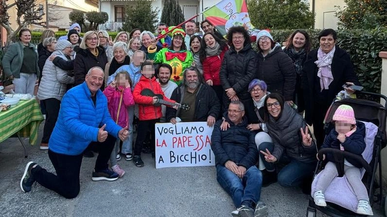 A Bicchio il vicinato ha organizzato una festa a sorpresa per festeggiare Carlo e Lorenzo Lombardi, vincitori del Carnevale di Viareggio