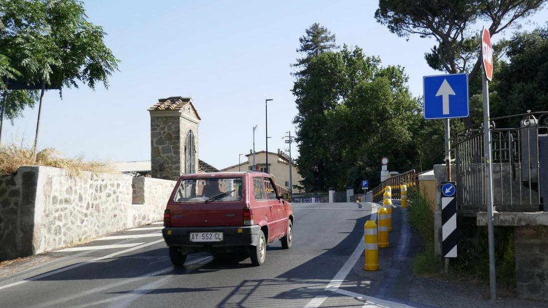 Ora viene rimesso in discussione tutto il sistema del traffico in via Vittorio Emanuele II e strade limitrofe. Esultano i cittadini: "Siamo soddisfatti. L’ordinanza ci danneggiava per l’inquinamento e la salute". . Ora viene rimesso in discussione tutto il sistema del traffico in via Vittorio Emanuele II e strade limitrofe. Esultano i cittadini: "Siamo soddisfatti. L’ordinanza ci danneggiava per l’inquinamento e la salute". .