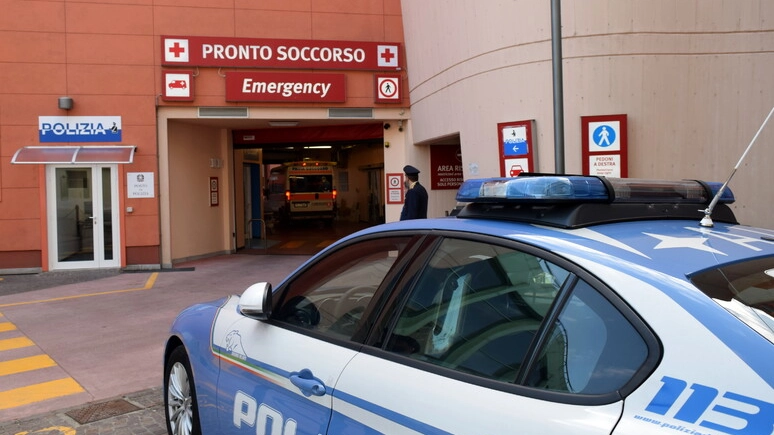Una volante della polizia all'ingresso di un pronto soccorso (foto archivio Ansa) Una volante della polizia all'ingresso di un pronto soccorso (foto archivio Ansa)