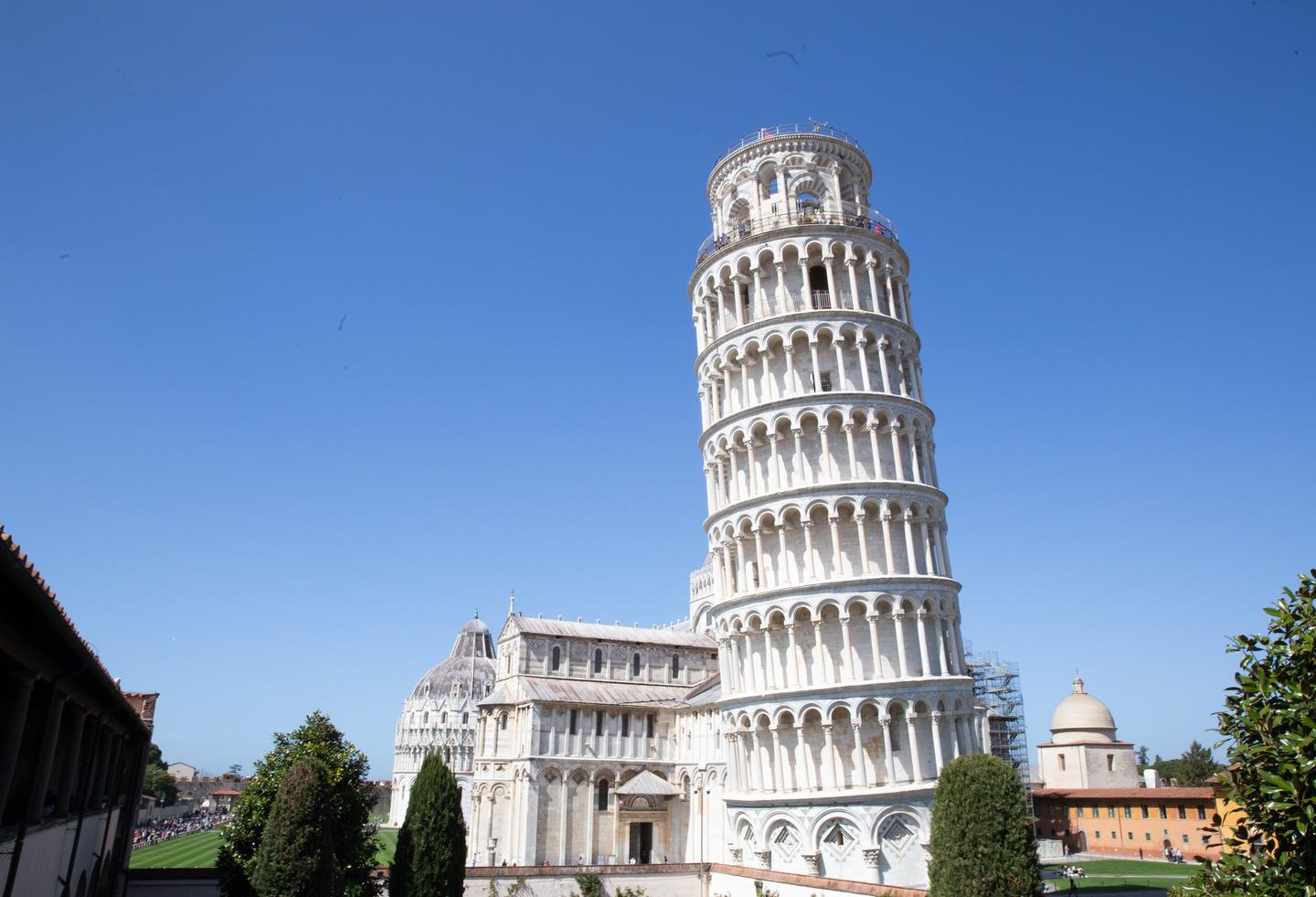 La Torre di Pisa festeggia 850 anni. Eventi gratuiti e due superstar: Toni Servillo e il tenore Meli