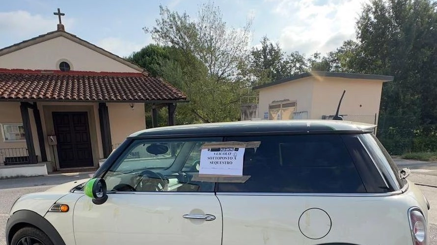La Polizia Locale di Fucecchio è intervenuta per rimuovere un’altra auto abbandonata a Pinete, stavolta in piazza della Chiesa La Polizia Locale di Fucecchio è intervenuta per rimuovere un’altra auto abbandonata a Pinete, stavolta in piazza della Chiesa