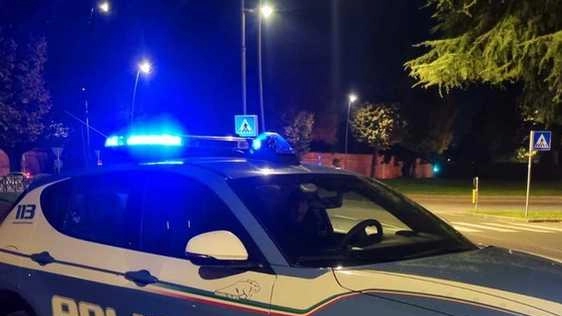 Le Volanti della Questura hanno arrestato uno dei tre componenti di una banda di ladri che aveva colpito sabato sera Le Volanti della Questura hanno arrestato uno dei tre componenti di una banda di ladri che aveva colpito sabato sera
