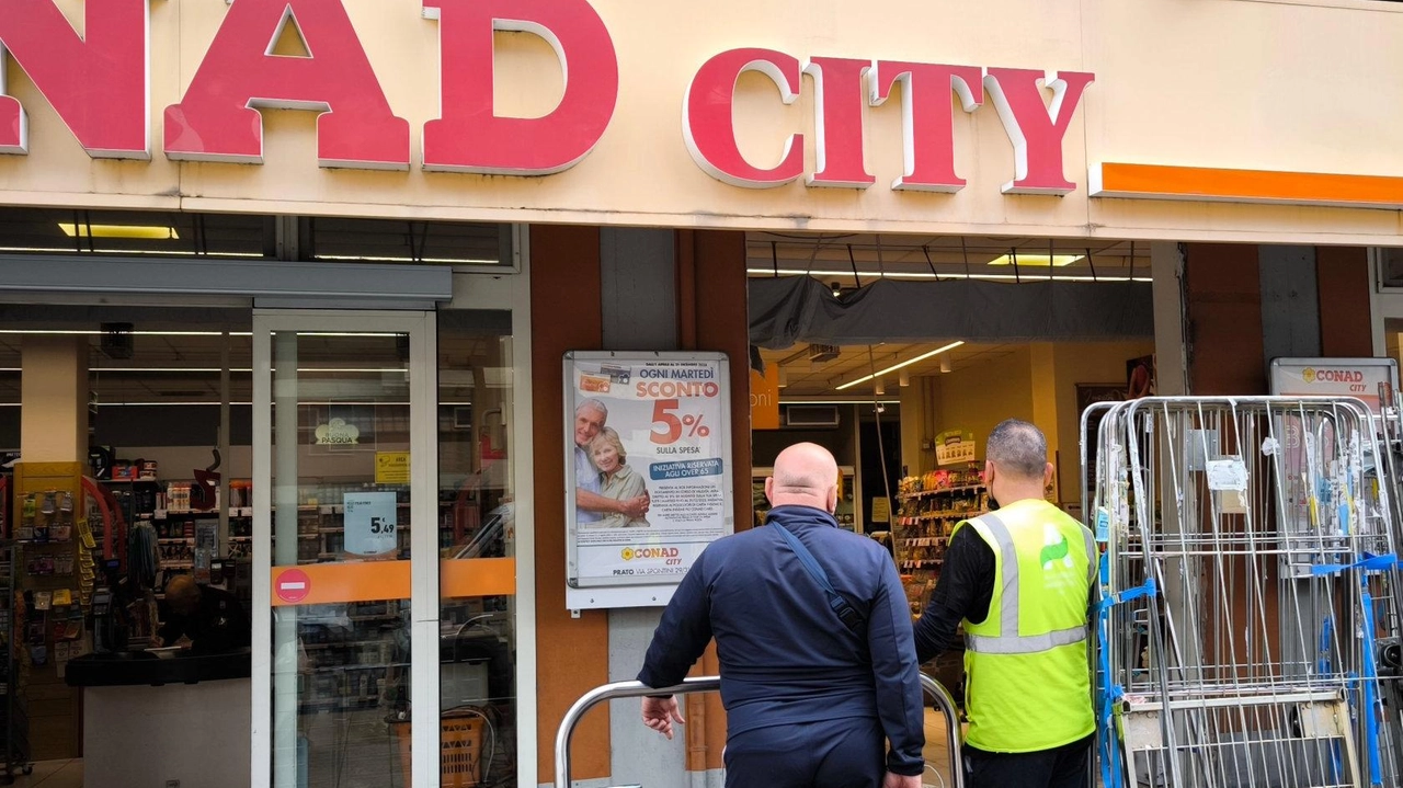 Il Conad City di via Spontini, in zona San Paolo, è stato preso di mira dai ladri Con una Panda rubata hanno sfondato la porta di vetro (Attalmi) Il Conad City di via Spontini, in zona San Paolo, è stato preso di mira dai ladri Con una Panda rubata hanno sfondato la porta di vetro (Attalmi)