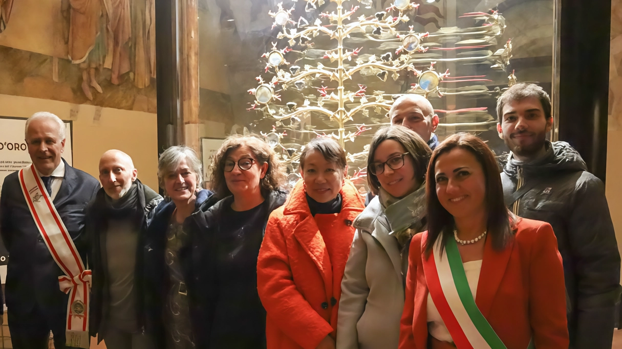 Foto-ricordo di fronte all’Albero d’Oro ricomposto con il sindaco Roberta Casini Foto-ricordo di fronte all’Albero d’Oro ricomposto con il sindaco Roberta Casini