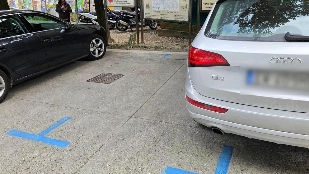Stalli troppo piccoli per le auto nel posteggio di via Sangallo