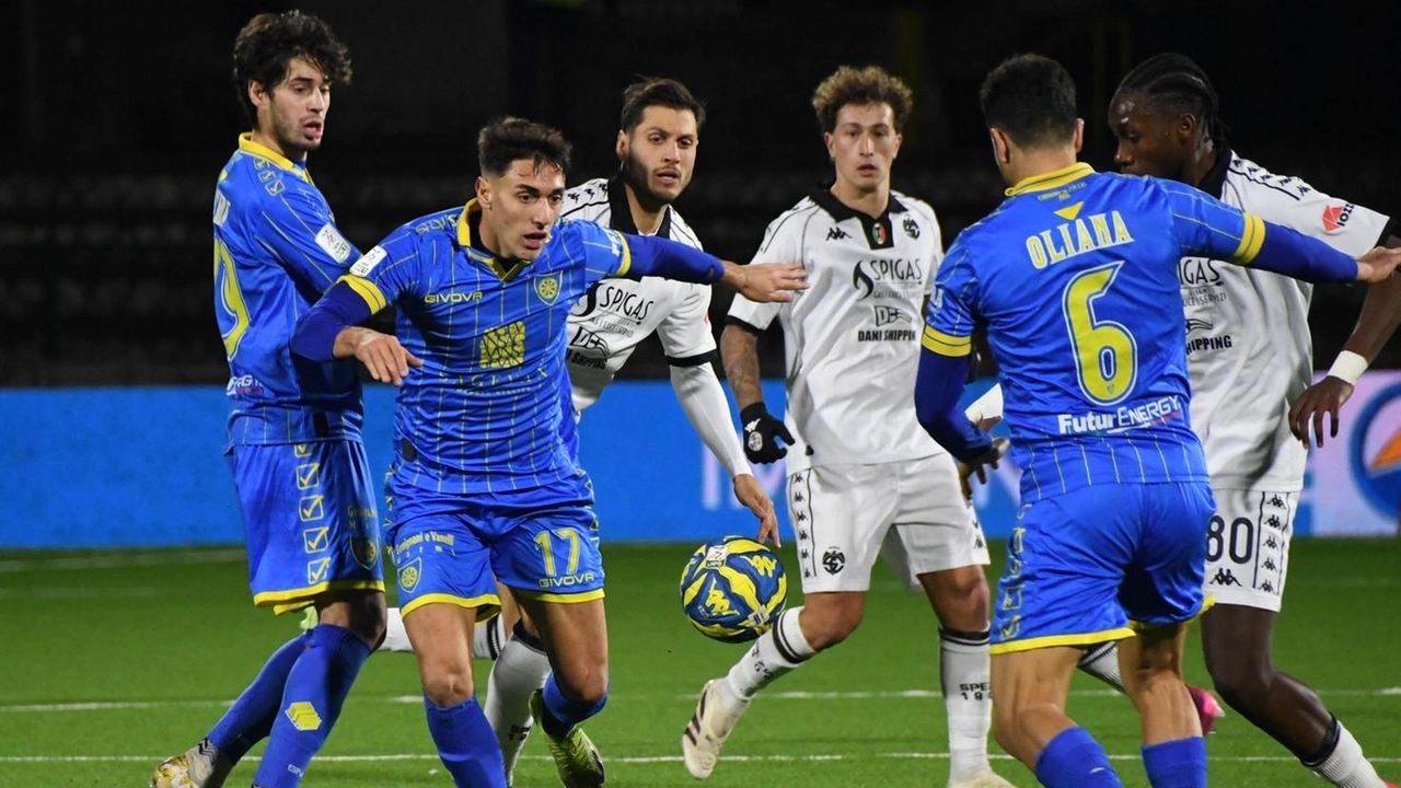 Grande attesa per il super derby con lo Spezia, a sinistra in alto il tecnico Antonio Calabro, a destra in alto Luca D’angelo Grande attesa per il super derby con lo Spezia, a sinistra in alto il tecnico Antonio Calabro, a destra in alto Luca D’angelo