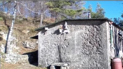 La capanna sul Borla, finora gestita da. l gruppo ‘Gli amici del Borla’ che l’hanno rimessa. in sesto con passione e dedizione mantenendola decorosa La capanna sul Borla, finora gestita da. l gruppo ‘Gli amici del Borla’ che l’hanno rimessa. in sesto con passione e dedizione mantenendola decorosa