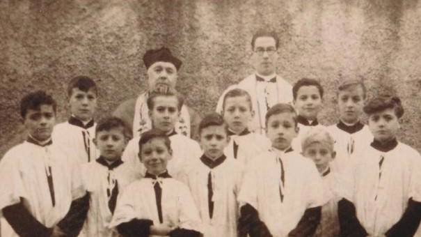 Chierichetti dell’Assunta di Fiume: Severino Dianich, ultimo protagonista ancora superstite e teologo. , è il terzo da sinistra in primo piano Chierichetti dell’Assunta di Fiume: Severino Dianich, ultimo protagonista ancora superstite e teologo. , è il terzo da sinistra in primo piano