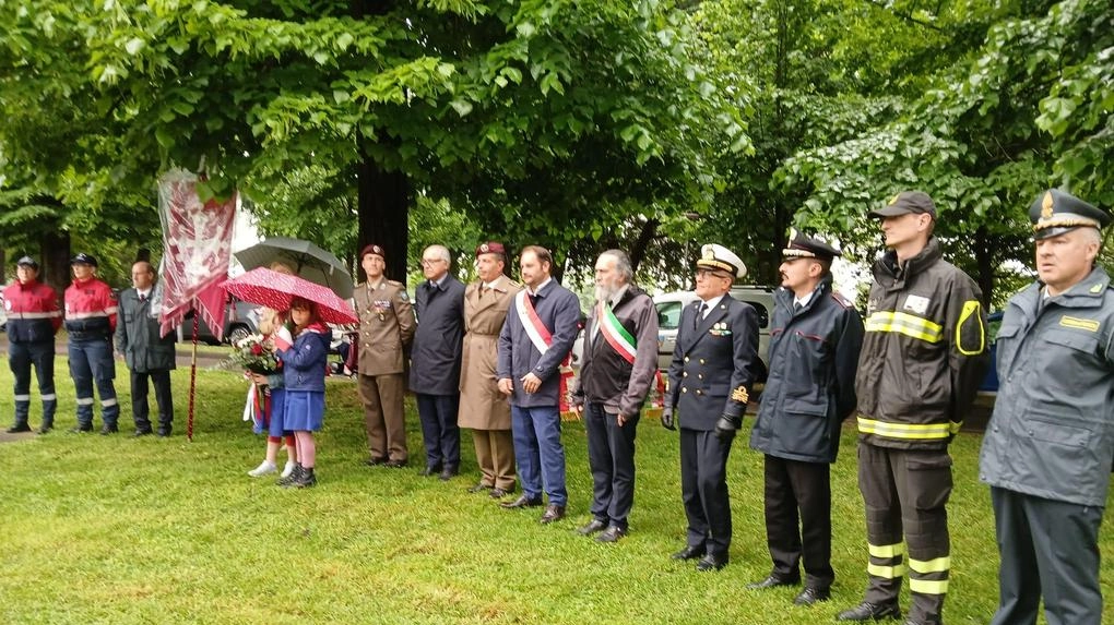 Di fronte al monumento è stato suonato e cantato l’inno nazionale, ed è stato deposto un mazzo di fiori per mano di due allieve delle classi intervenute Di fronte al monumento è stato suonato e cantato l’inno nazionale, ed è stato deposto un mazzo di fiori per mano di due allieve delle classi intervenute