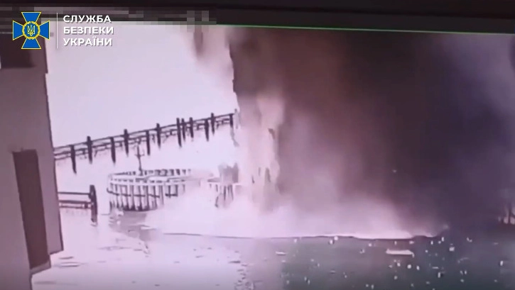 Gli 007 di Kiev hanno colpito il ponte di Crimea con esplosivo sott’acqua / Il video