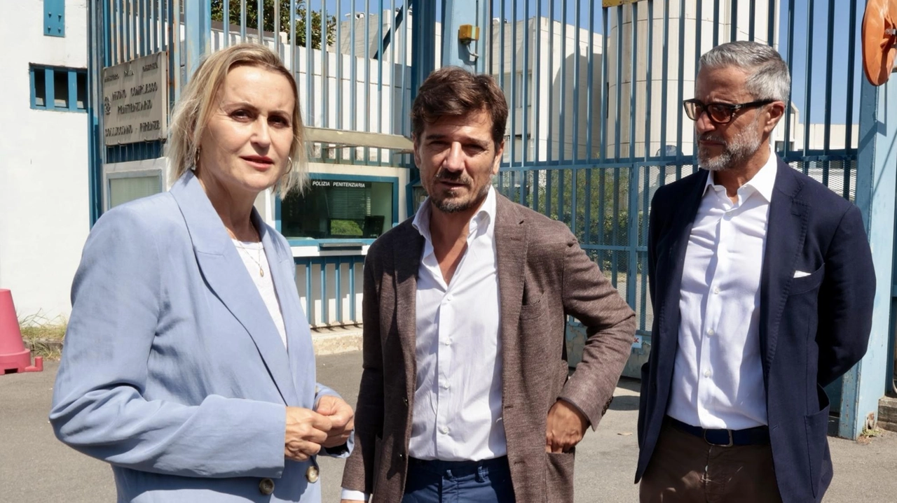 La deputata di Forza Italia Deborah Bergamini denuncia gravi carenze strutturali e sovraffollamento al carcere di Sollicciano a Firenze durante una visita. La deputata di Forza Italia Deborah Bergamini denuncia gravi carenze strutturali e sovraffollamento al carcere di Sollicciano a Firenze durante una visita.