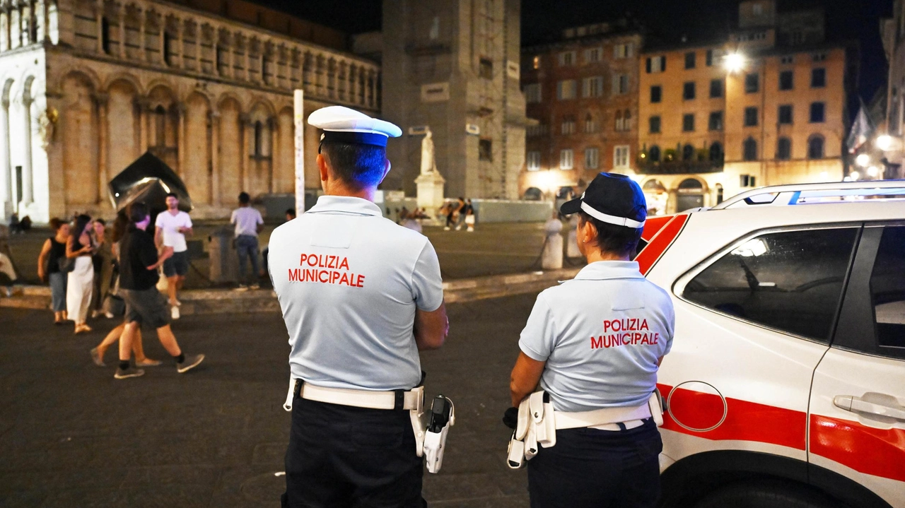 Una pattuglia della Polizia municipale durante i controlli attuati nel centro storico (foto Alcide) Una pattuglia della Polizia municipale durante i controlli attuati nel centro storico (foto Alcide)