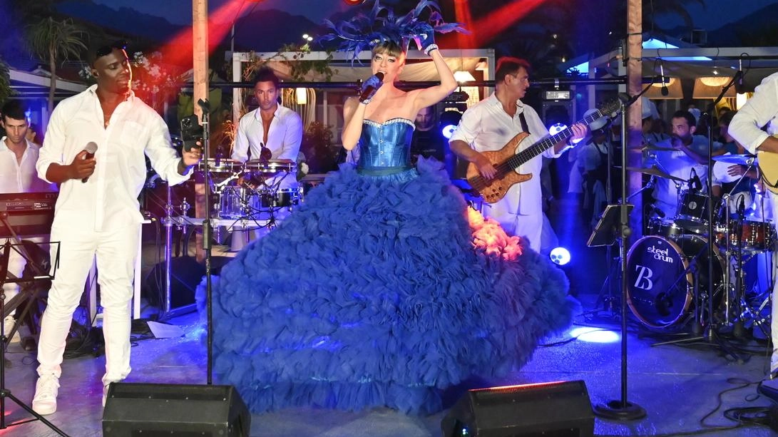 Appuntamento atteso al beach club con tavoli allestiti sotto le tende. In conclusione i fuochi d’artificio in mezzo al mare dall’effetto luci. Appuntamento atteso al beach club con tavoli allestiti sotto le tende. In conclusione i fuochi d’artificio in mezzo al mare dall’effetto luci.