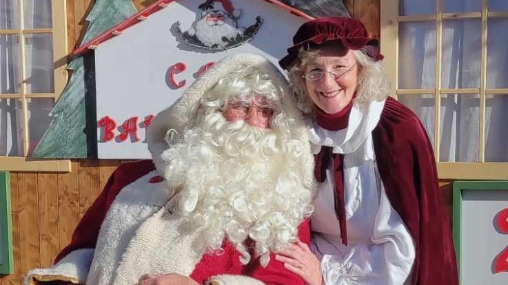 Babbo e Mamma Natale saluteranno oggi grandi e piccini in piazza Aranci. Una festa con tanto di spettacolo prima della partenza in moto con l’arriverderci al prossimo anno Babbo e Mamma Natale saluteranno oggi grandi e piccini in piazza Aranci. Una festa con tanto di spettacolo prima della partenza in moto con l’arriverderci al prossimo anno