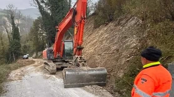 Partiti nel comune di Calice i lavori per la messa in sicurezza della comunale che collega Pegui e Torretta (. foto di repertorio)