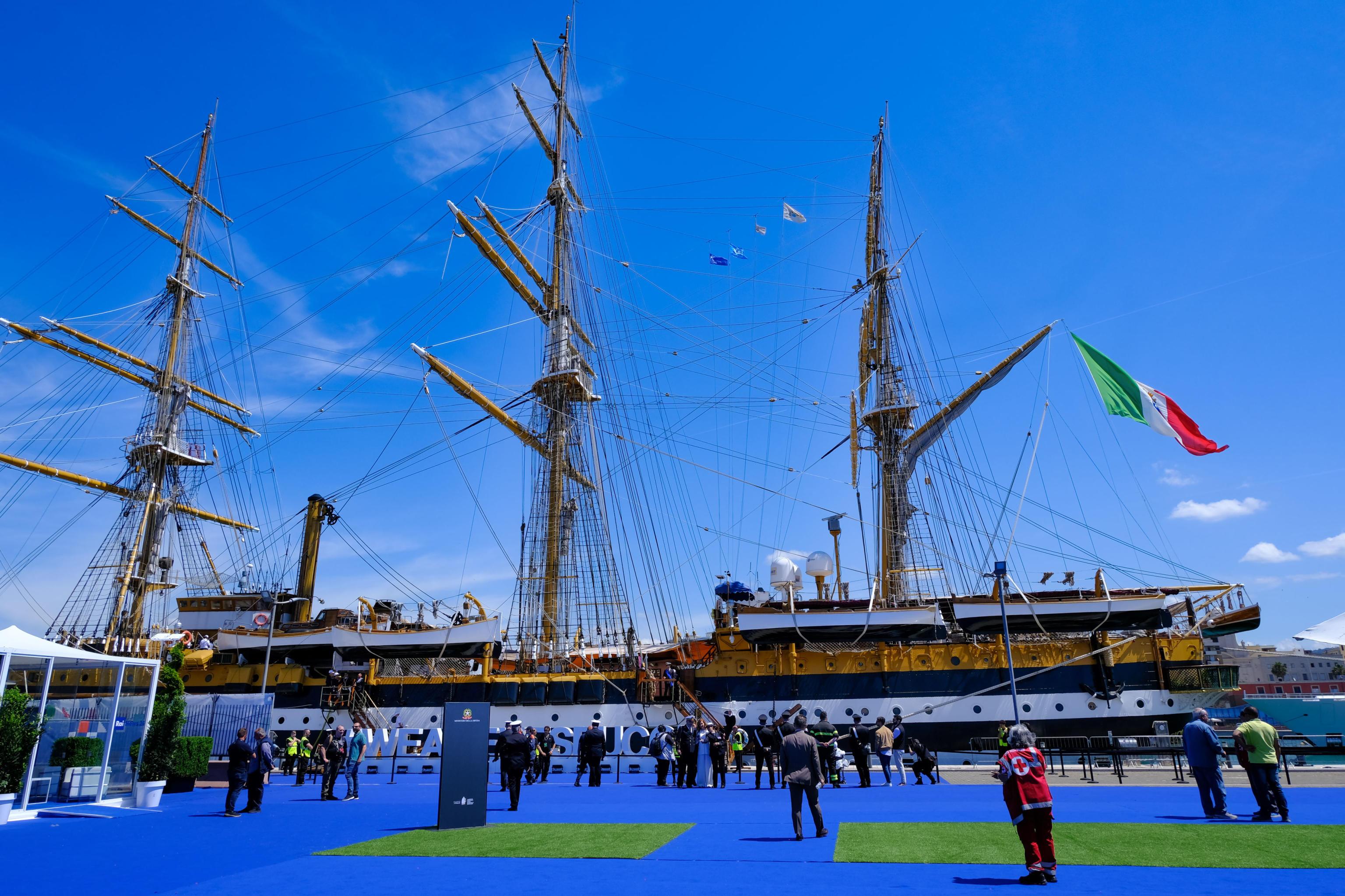 https://www.lanazione.it/image-service/view/acePublic/alias/contentid/YTM0ODFiNWUtOTQyMC00/0/da-oggi-fino-alll8-giugno-nave-amerigo-vespucci-e-a-livorno-ormeggiata-al-molo-capitaneria.jpeg