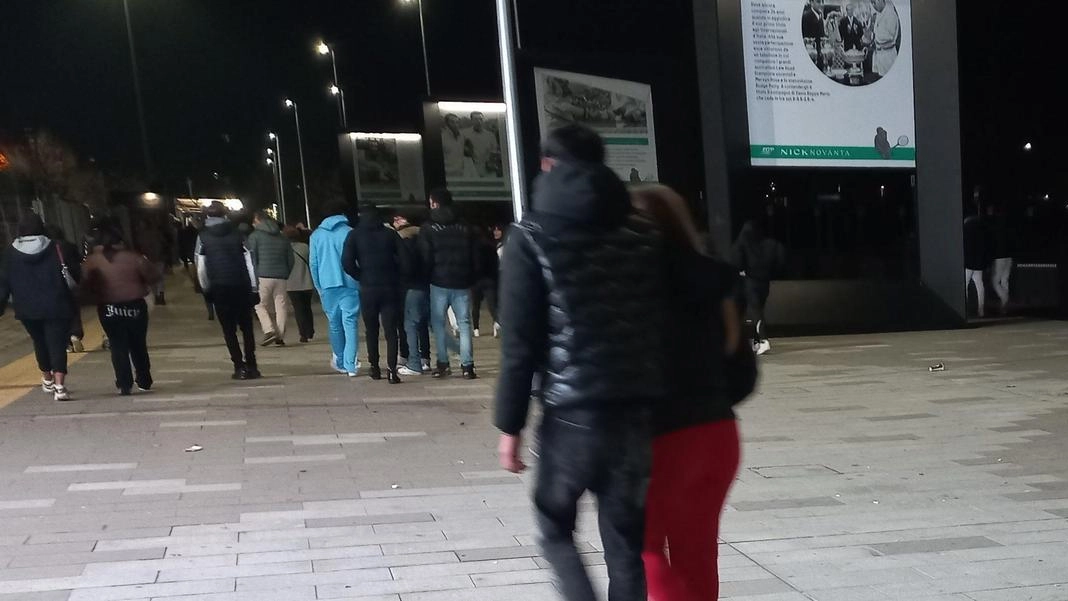 Il gruppetto dell’Alessi era appena uscito da scuola quando è stato aggredito. La rabbia di una mamma che aspettava il figlio: "Basiti e preoccupati". I due responsabili sono stati identificati dai Carabinieri e portati in caserma. Il gruppetto dell’Alessi era appena uscito da scuola quando è stato aggredito. La rabbia di una mamma che aspettava il figlio: "Basiti e preoccupati". I due responsabili sono stati identificati dai Carabinieri e portati in caserma.