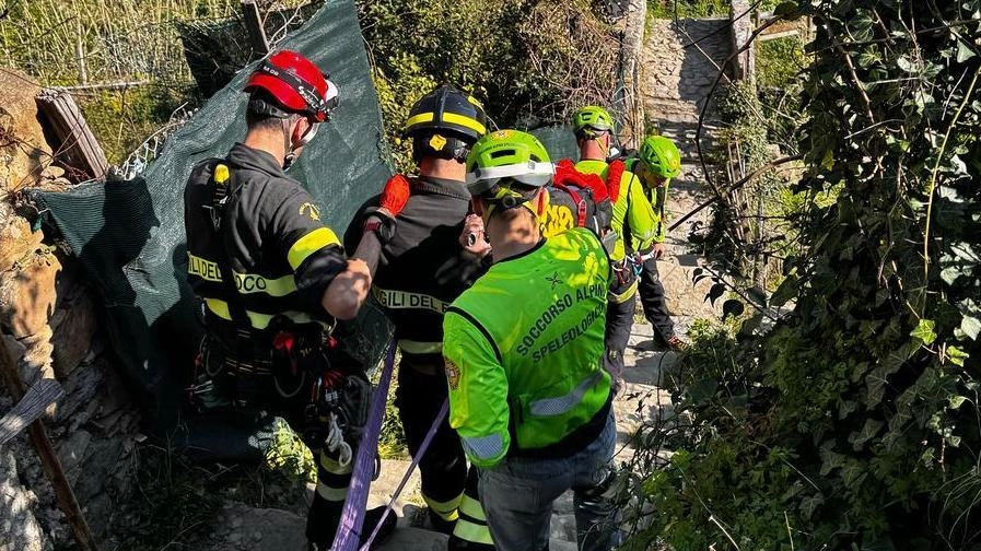 Un intervento dei gruppo di soccorso alpino e speleologico Liguria coadiuvati dal personale dei vigili del fuoco (foto di archivio)