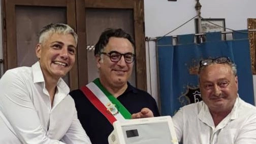 Donatori Fratres di Mulazzo donano monitor multiparametrico alla Misericordia per migliorare assistenza sanitaria locale. Cerimonia di consegna con autorità e volontari. Donatori Fratres di Mulazzo donano monitor multiparametrico alla Misericordia per migliorare assistenza sanitaria locale. Cerimonia di consegna con autorità e volontari.
