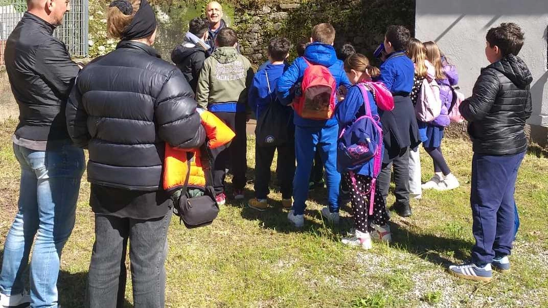 Le classi quarta e quinta della scuola primaria Paradiso di Marina di Carrara visitano la sorgente di Ratto inferiore con Gaia Spa. Gli alunni hanno potuto osservare da vicino il processo di approvvigionamento idrico, guidati dagli esperti del gestore. La visita fa parte del progetto didattico "Alla scoperta dell'acqua" e altre classi parteciperanno a maggio.