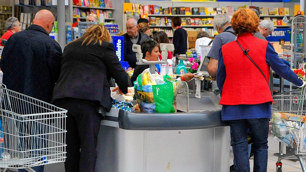 Il Comune di Scandicci ha individuato 558 beneficiari per la "Carta dedicata a te", offrendo un contributo di 500 euro per l'acquisto di beni di prima necessità o servizi di trasporto. Il sostegno è destinato a cittadini con Isee fino a 15.000 euro annui, erogato tramite carte elettroniche Postepay. Il Comune di Scandicci ha individuato 558 beneficiari per la "Carta dedicata a te", offrendo un contributo di 500 euro per l'acquisto di beni di prima necessità o servizi di trasporto. Il sostegno è destinato a cittadini con Isee fino a 15.000 euro annui, erogato tramite carte elettroniche Postepay.