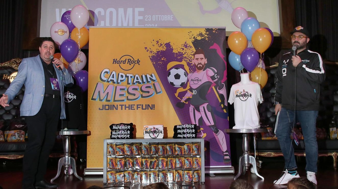 Insieme alle leggende del rock un nuovo supereroe arriva negli Hard Rock Cafe del mondo: Captain Messi! Con il suo... Insieme alle leggende del rock un nuovo supereroe arriva negli Hard Rock Cafe del mondo: Captain Messi! Con il suo...
