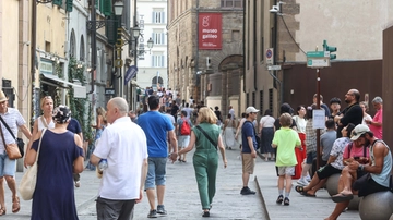 Un pomeriggio, due passi, mille foto: ‘Firenze, il turismo corre veloce. E si perde l’autenticità’