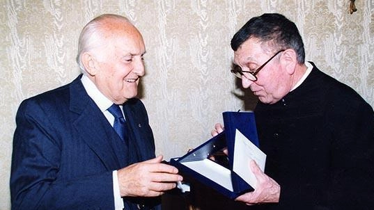 Monsignor Egisto Cortesi in una foto d’epoca insieme al presidente della Repubblica Oscar Luigi Scalfaro Monsignor Egisto Cortesi in una foto d’epoca insieme al presidente della Repubblica Oscar Luigi Scalfaro